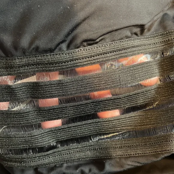 Woman’s bathing suit - Picture 2 of 6